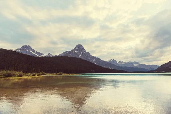 Serene jelenet a hegyi tó partján Kanadában — Stock Fotó