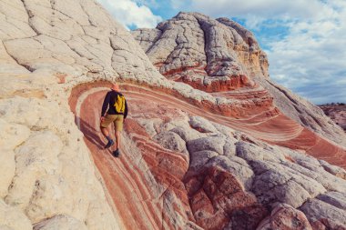 Uzun yürüyüşe çıkan kimse Utah dağlarda