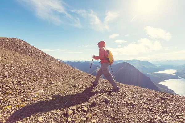 Піші прогулянки людина в канадських гори — стокове фото