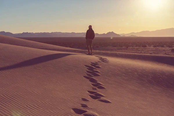 Randonneur dans le désert de sable — Photo