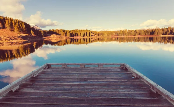 Lac de sérénité dans les montagnes — Photo