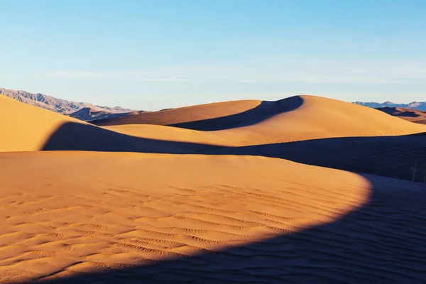 Dunas de arena en el desierto del sahara — Foto de Stock