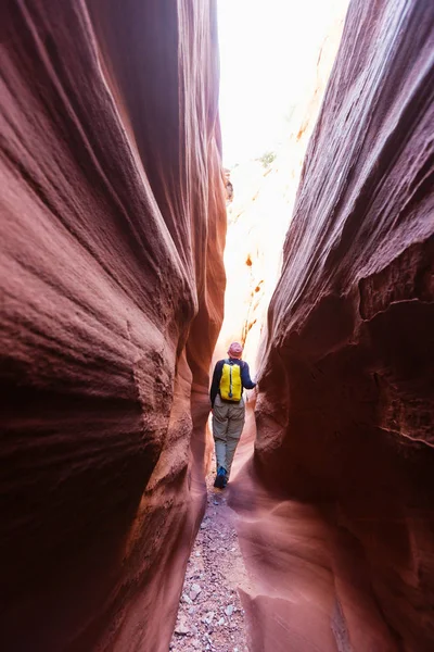 男子徒步旅行者在一个狭窄的峡谷 — 图库照片