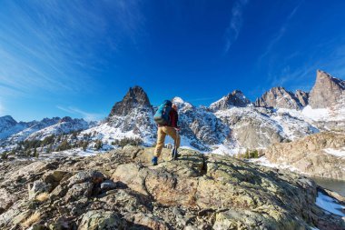 Uzun yürüyüşe çıkan kimse Sierra Nevada
