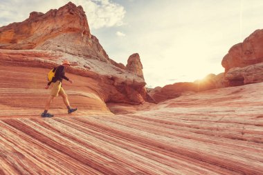 Uzun yürüyüşe çıkan kimse Utah dağlarda