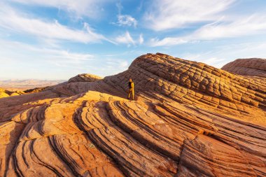 Uzun yürüyüşe çıkan kimse Utah dağlarda