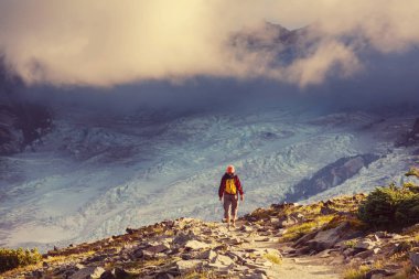 Dağlarda yürüyüş adam