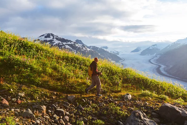 Escursionismo uomo nelle montagne canadesi — Foto Stock