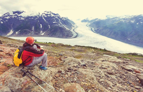 Пеший турист в горах Канады — стоковое фото