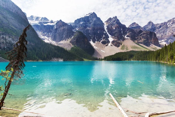 Belles eaux turquoise du lac de Moraine — Photo