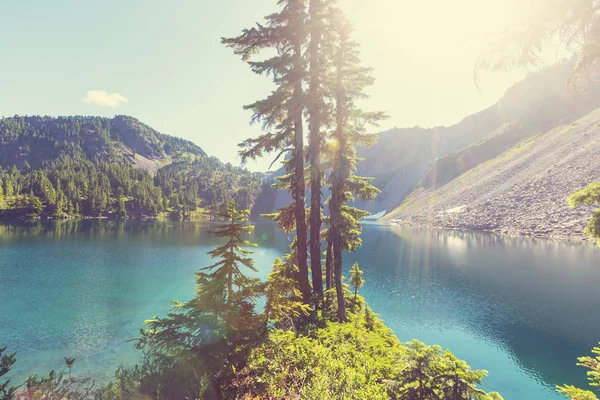 Lago da serenidade nas montanhas — Fotografia de Stock