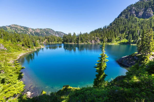 Vyrovnanost jezero v horách — Stock fotografie