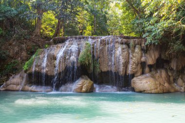 Yağmur ormanlarında güzel şelale 