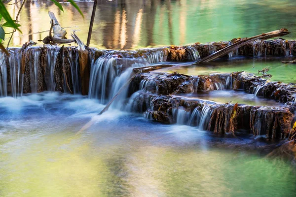 Hermosa cascada en la selva tropical —  Fotos de Stock