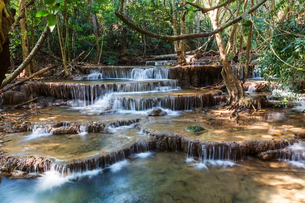 Bella cascata nella foresta pluviale — Foto Stock