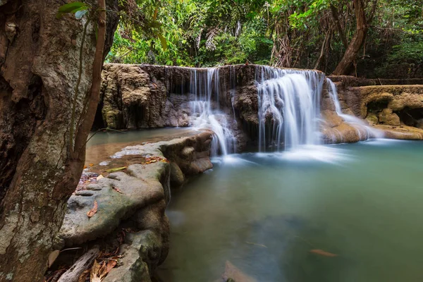 Gyönyörű vízesés az esőerdőben — Stock Fotó
