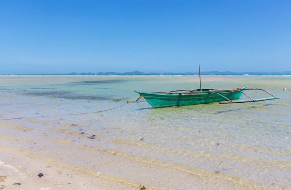 Traditionelles philippinisches Boot im Meer — Stockfoto