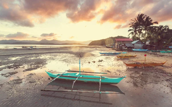 바다에서 전통적인 Philippino 보트 — 스톡 사진
