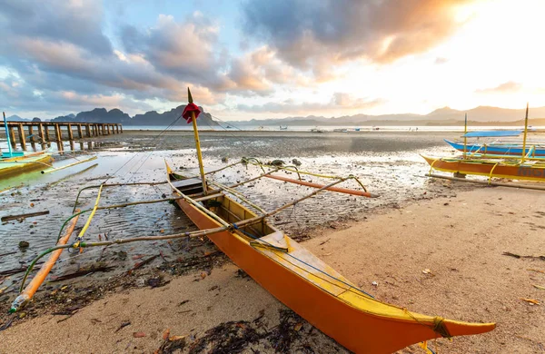 Bateau traditionnel philippin dans la mer — Photo