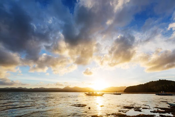 Traditionelles philippinisches Boot im Meer — Stockfoto