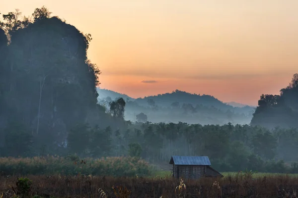 Landsbygdslandskap i norra Thailand — Stockfoto