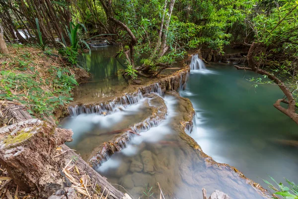 Prachtige waterval in het regenwoud — Stockfoto