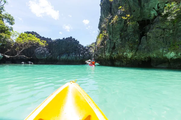 Kayak en la laguna de la isla entre montañas — Foto de Stock