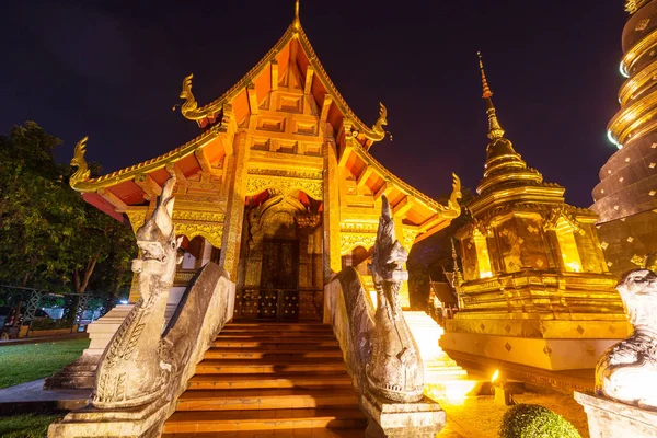 Vista serale tempio buddista — Foto Stock