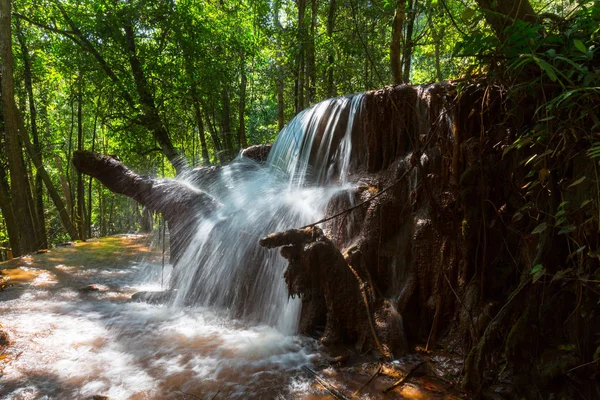 Красивий водоспад в тропічних лісах — стокове фото