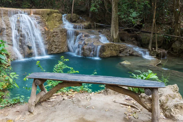 Bela cachoeira na floresta tropical — Fotografia de Stock