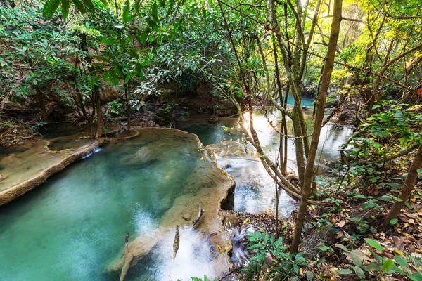 Bella cascata nella foresta pluviale — Foto Stock