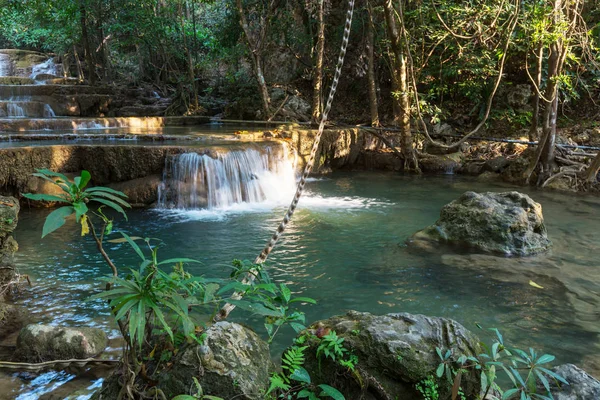 Gyönyörű vízesés az esőerdőben — Stock Fotó
