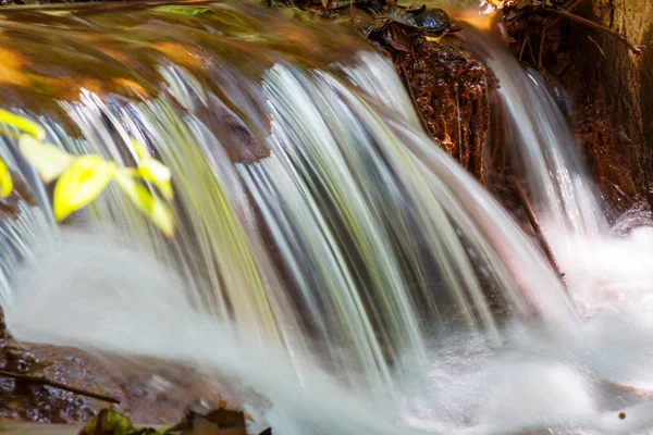 Красивый водопад в тропических лесах — стоковое фото