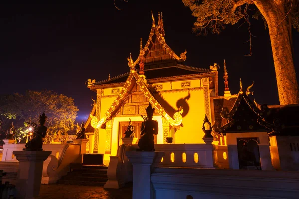 Nacht bekijken boeddhistische tempel — Stockfoto