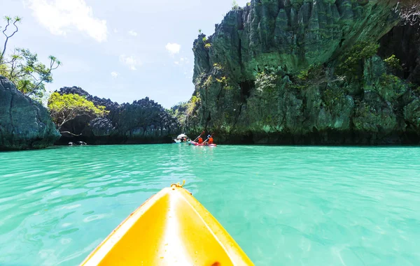 山の間の島のラグーンでカヤックします。. — ストック写真