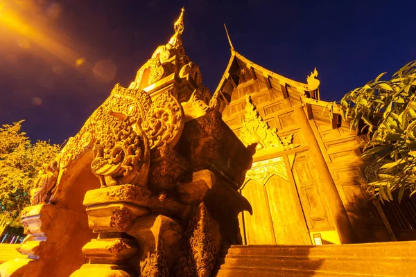 Vista nocturna templo budista — Foto de Stock