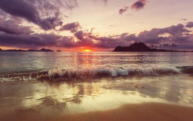 Deniz kıyısında manzara renkli gün batımı