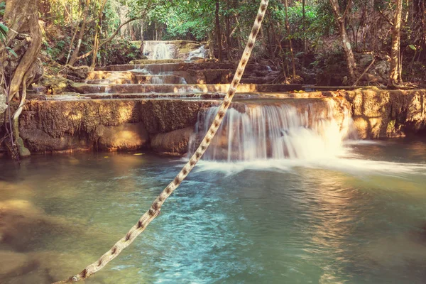 Bella cascata nella foresta pluviale — Foto Stock