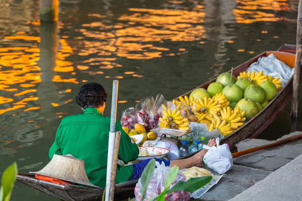 Mercado flotante en Tailandia . — Foto de Stock