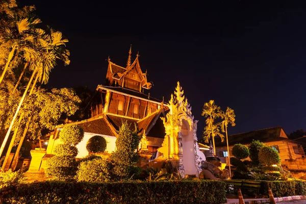 夜间景观的佛教寺庙 — 图库照片