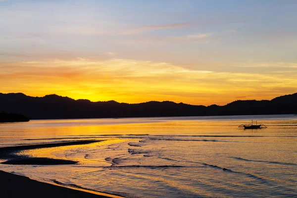 Scenic kleurrijke zonsondergang aan de zeekust — Stockfoto