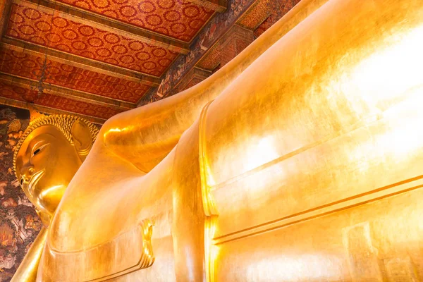 Uzanmış altın buddha heykeli — Stok fotoğraf