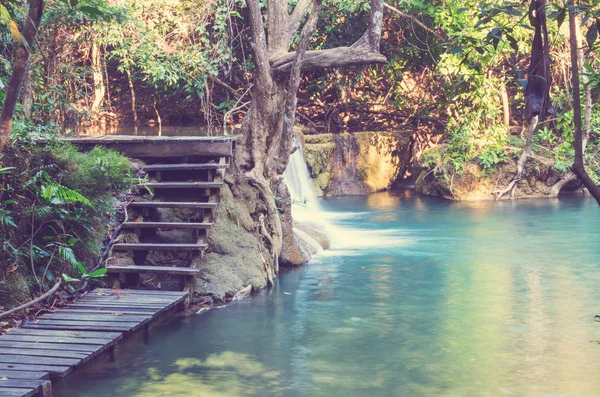 Hermosa cascada en la selva tropical —  Fotos de Stock