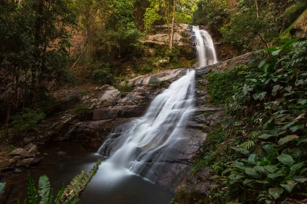 Belle cascade en forêt tropicale — Photo