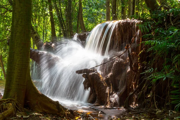 热带雨林美丽的瀑布 — 图库照片