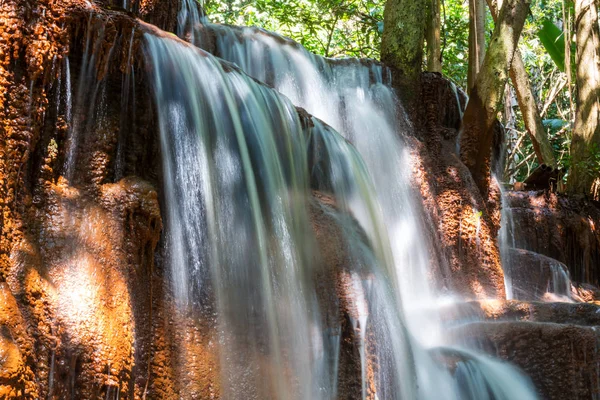 Hermosa cascada en la selva tropical —  Fotos de Stock