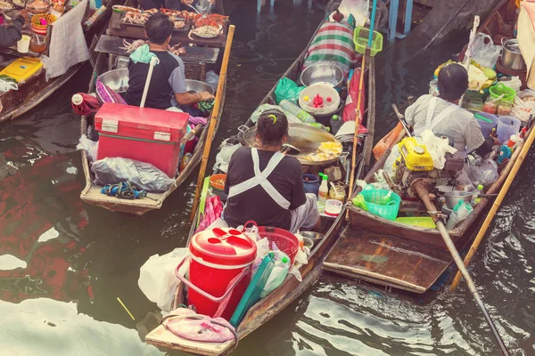 Mercado flotante en Tailandia . — Foto de Stock