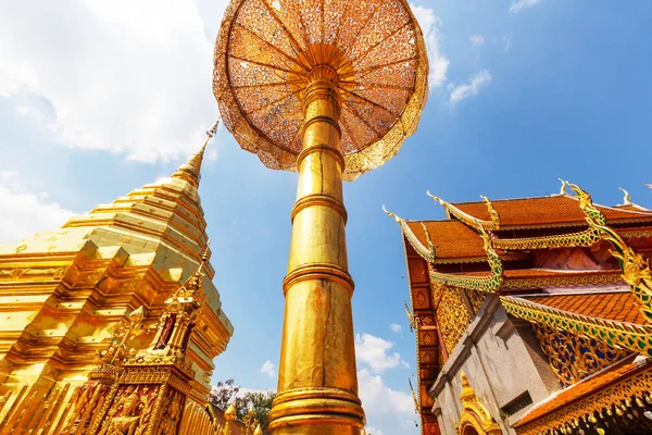 Wat Phra Que Doi Suthep es el templo más famoso de Chiang Mai — Foto de Stock