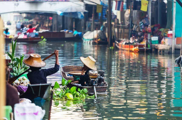 Mercado flotante en Tailandia . — Foto de Stock