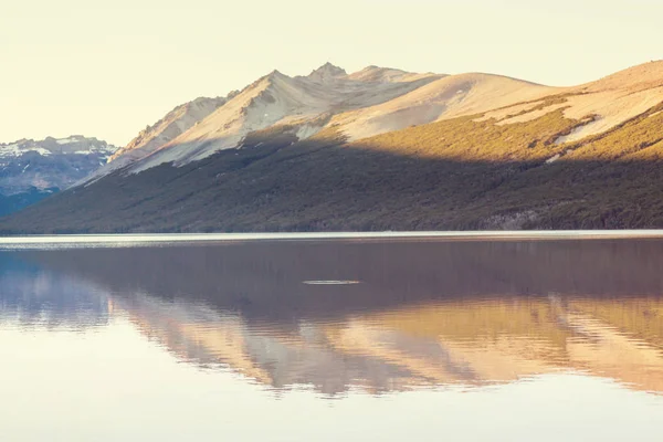 Bergen sjön i Patagonien — Stockfoto